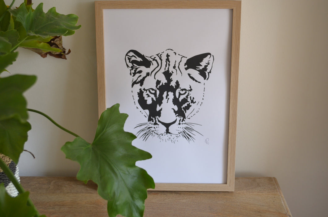 LOUISE THE LIONESS SCREEN PRINT - Black